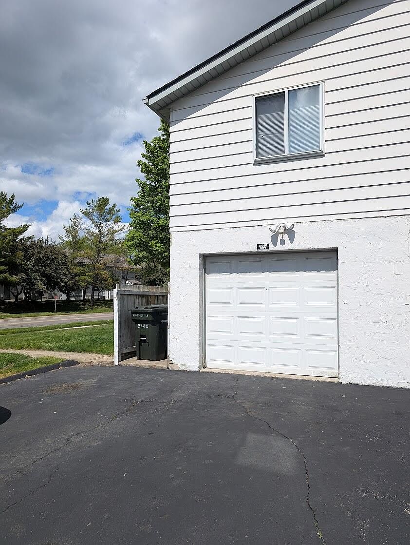Listing photo 1 for 2440 Burgandy Ln #B