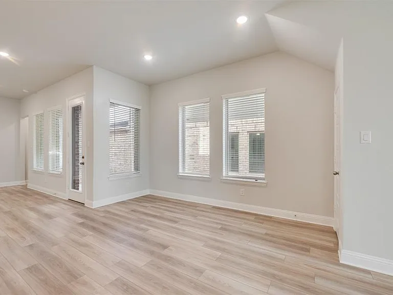 7009 Sunset Blvd — Photo 13