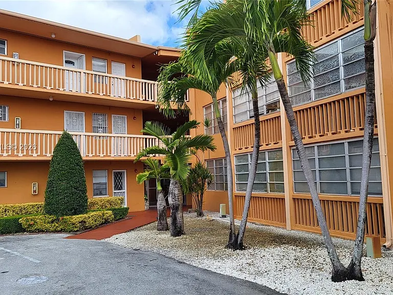1591 NE Miami Gardens Dr #306 — Photo 3