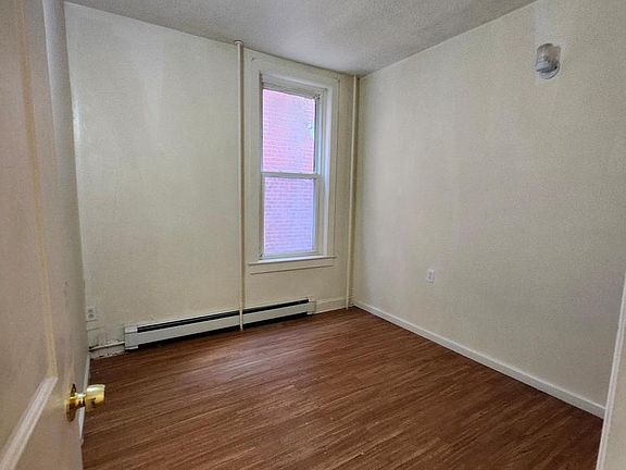 4th image of 1059 S Clinton Ave