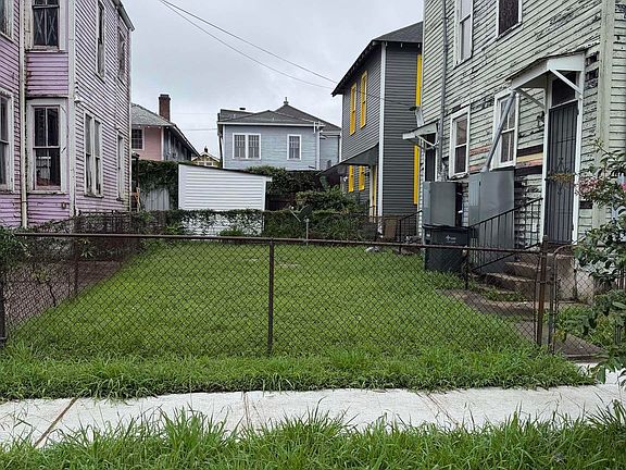 4th image of 3700 S Saratoga St