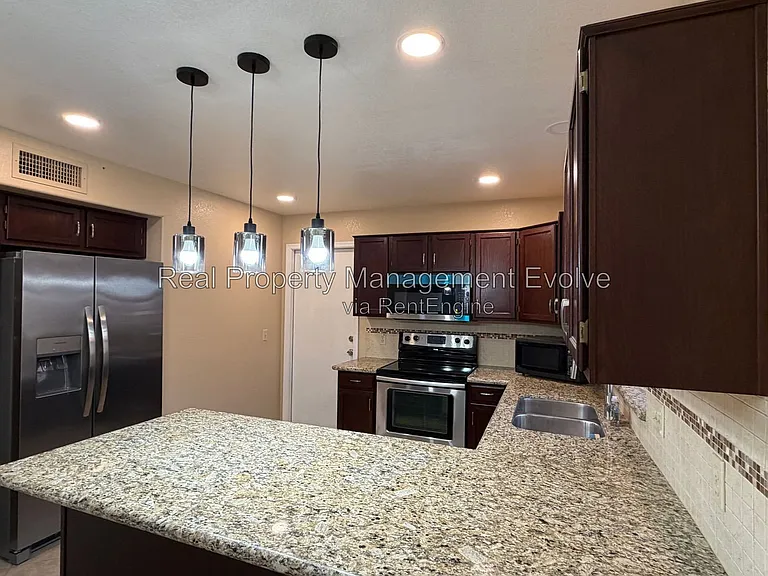 7568 W Kerry Ln — Photo 7