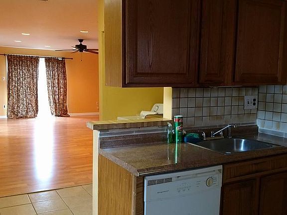 4th image of 329 Hampshire Dr