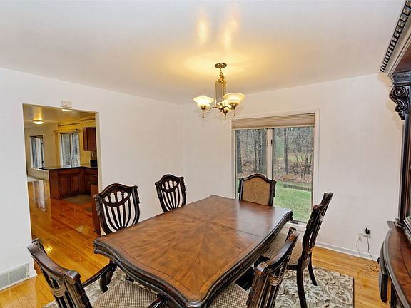 4th image of 71 Lori Dr