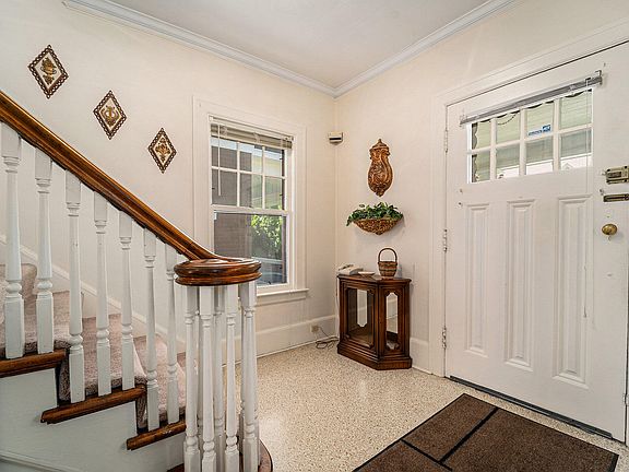 5th image of 124 Massachusetts St