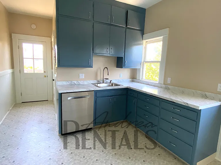 1028 Broadway — Photo 10