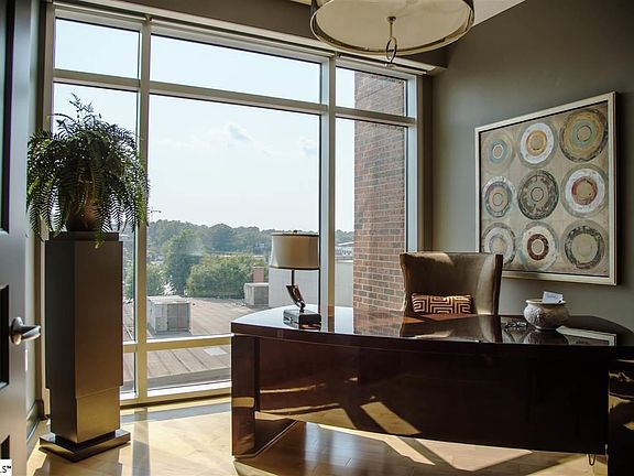 3rd image of 201 Riverplace Way