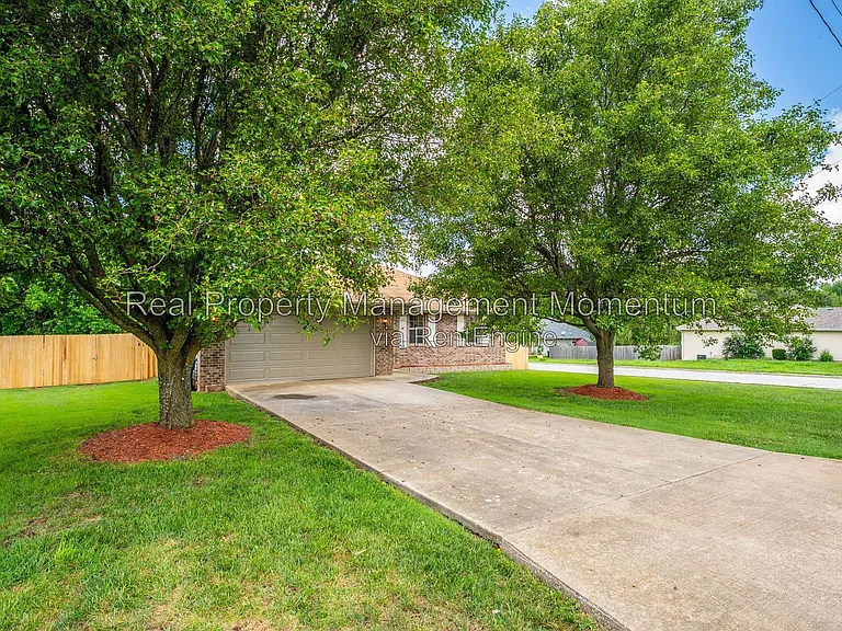 813 Daniel Ln — Photo 2