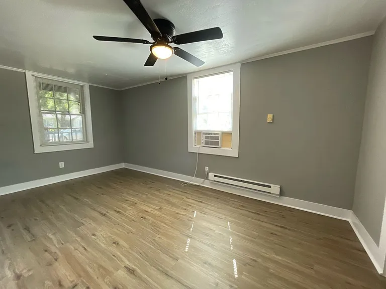 216 E Division St — Photo 11