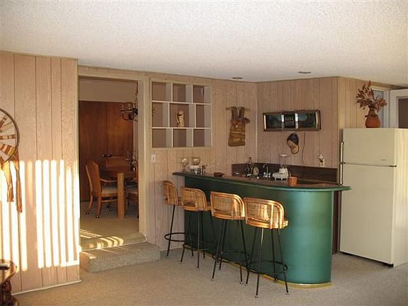 Family room w/wet bar and office space