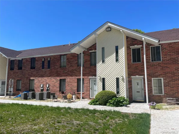 40 Navajo Court #40, Coram, NY 11727