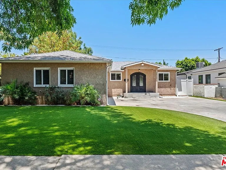 18725 Martha St — Photo 2
