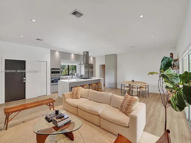 5705 SW 60th Ave — Photo 15