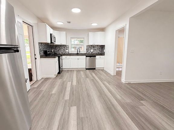 5th image of 1427 Adrian Ln