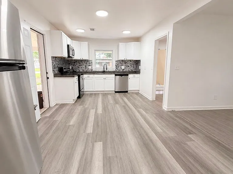 1427 Adrian Ln — Photo 5