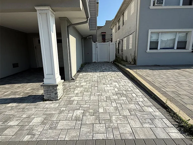648 E Broadway — Photo 13