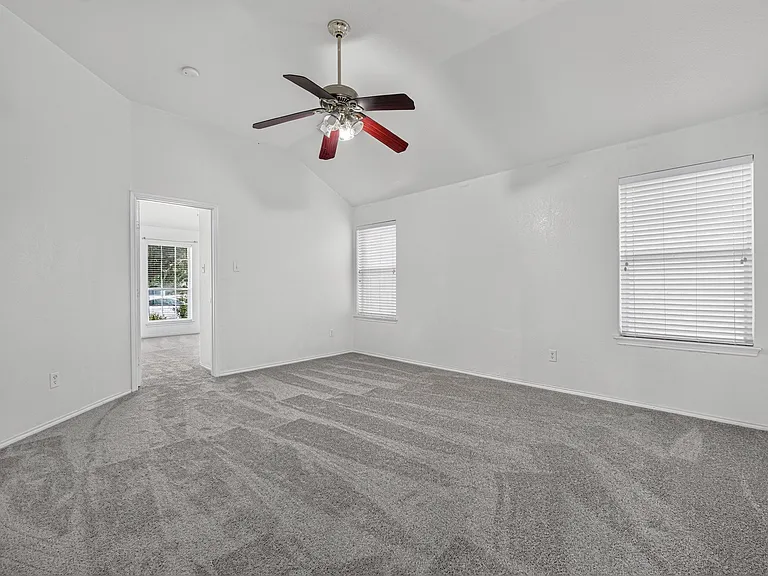 803 E Alexander Ln — Photo 6