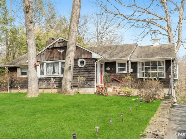 70 Skyline Dr, Oakland, NJ 07436