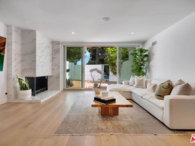 255 S Barrington Ave #D6, Los Angeles, CA, 90049