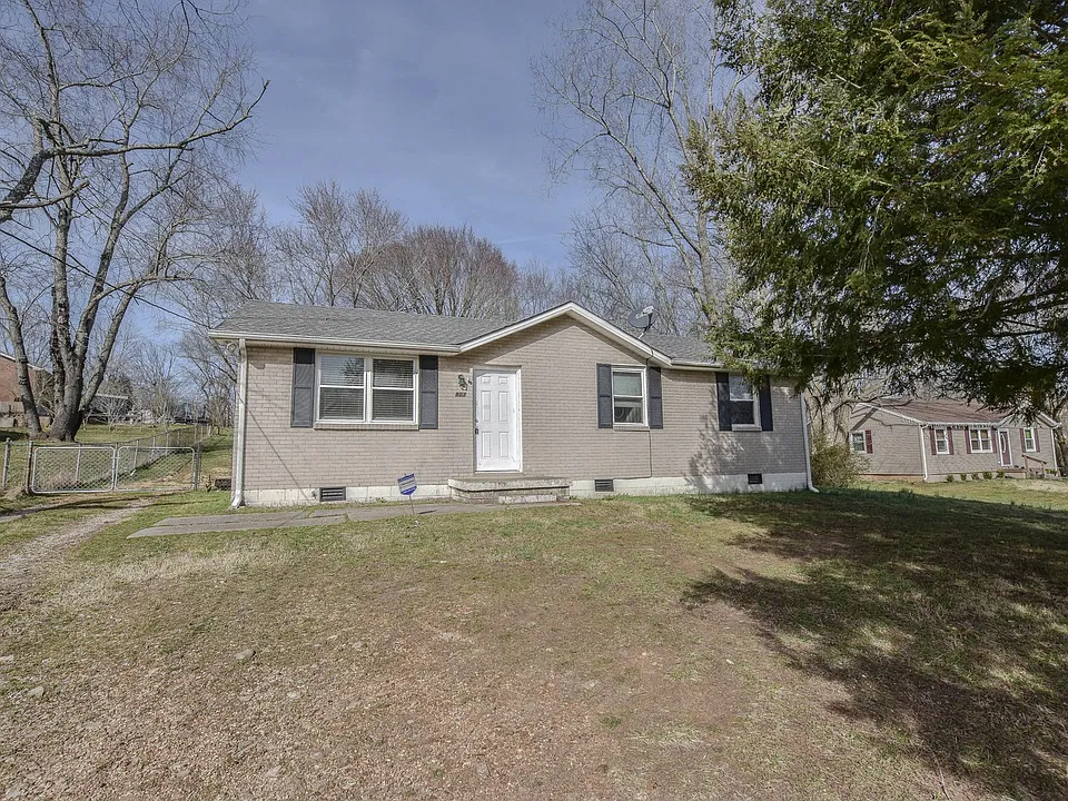 803 Lutz Ln
