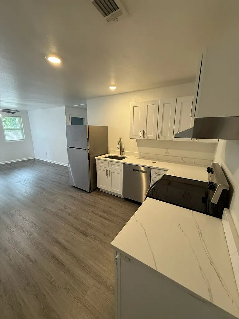 2 bed, 1.0 bath, $950 — Photo 4