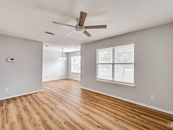 4th image of 810 W 18th St