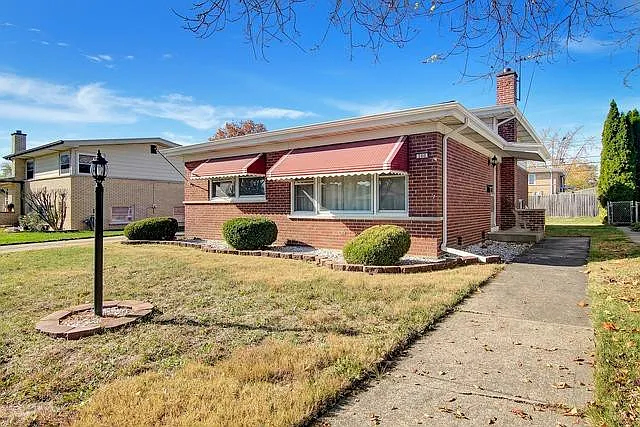 300 Roberta Ln photo 1