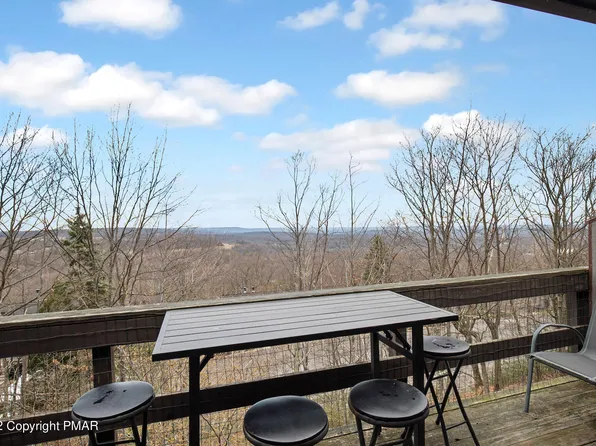 231 Cross Country Ln, Tannersville, PA 18372