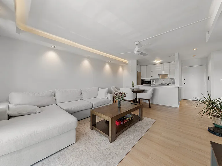 1645 Emerald St #2Q — Photo 4