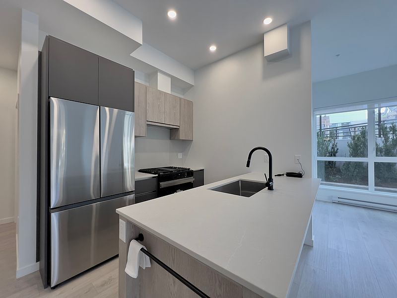 Surrey Apartment for rent - 2 Bedrooms — photo 2