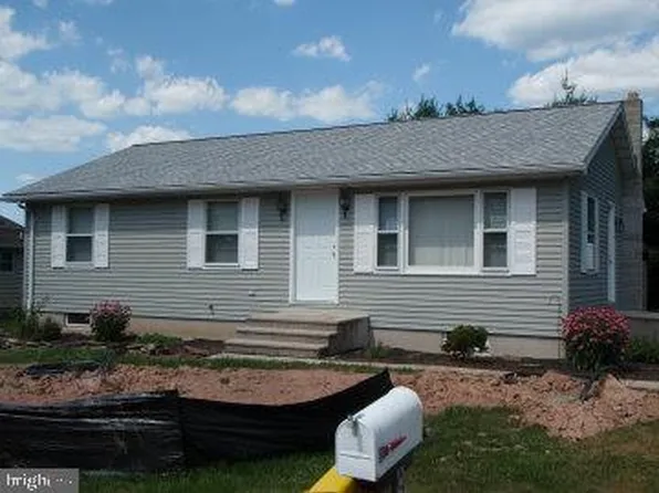 9 Pine Ln, New Oxford, PA 17350