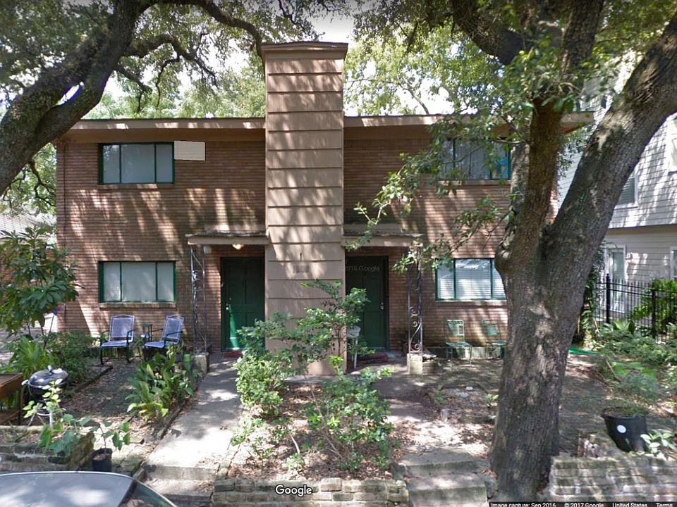 8 Plex with 4 in front building and 4 in back.