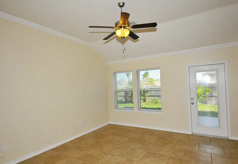 3 bed, 1637 sqft, $2,400 — Photo 2