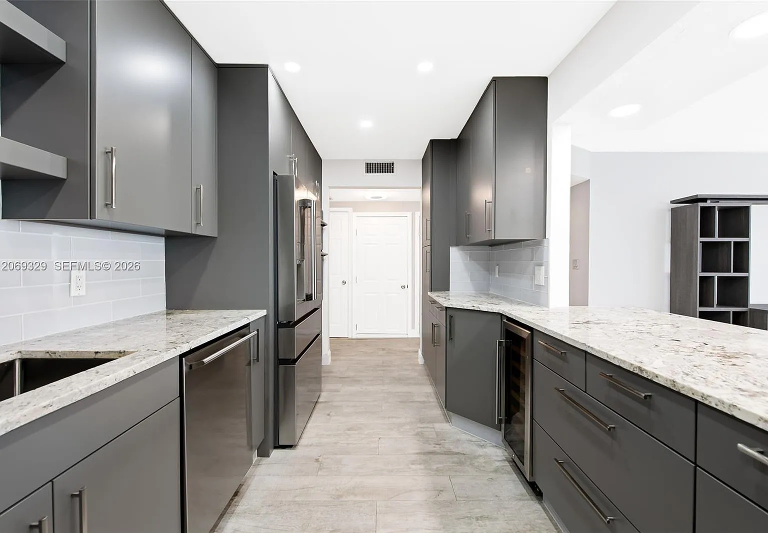 Royal Ambassador Condo — Photo 4