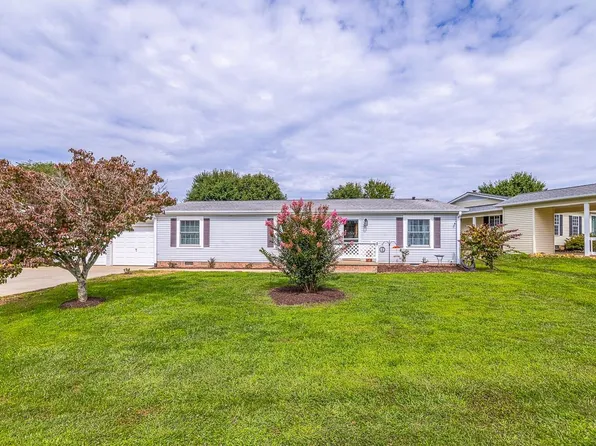 445 Riverwind Dr, Hendersonville, NC 28739