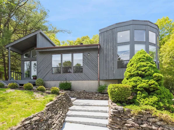 105 Nadia Court, Port Jefferson, NY 11777