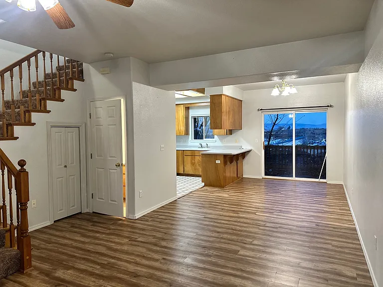 1515 Hollyhock Dr — Photo 2