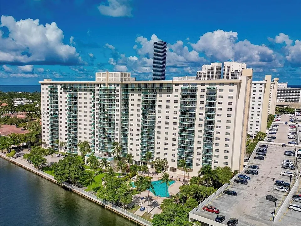 19390 Collins Ave #1623