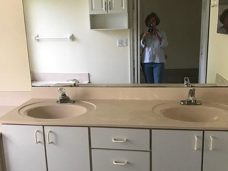 MAIN BEDROOM BATHROOM SEP SHOWER AND TUB PLUS WATER CLOSET
