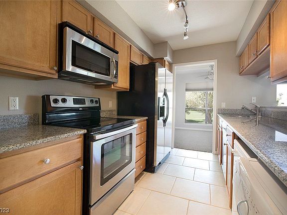 5th image of 698 Oakmont Ave Unit 1304