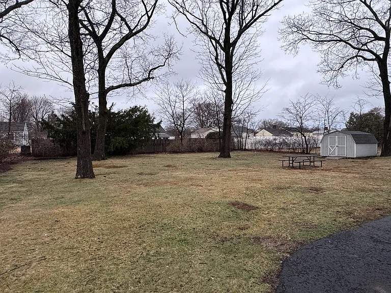 435 Elmwood Dr — Photo 16