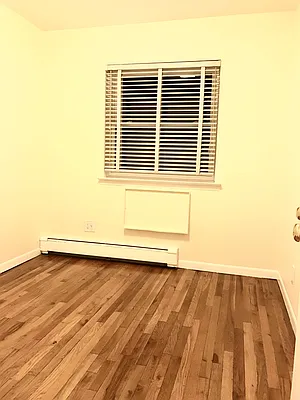 Rented by Zikos Realty Services | media 16