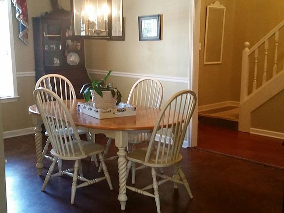 SPACIOUS DINING ROOM