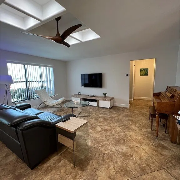 852 NE 7th Pl — Photo 8