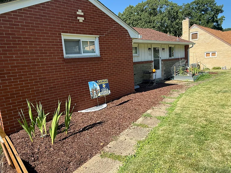 1423 Lakeside Dr — Photo 3