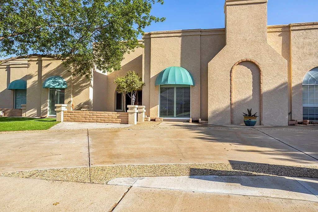 2 bed, 2.0 bath, 2214 sqft, $2,100 — Photo 2