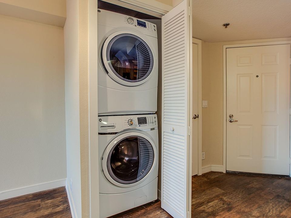 In-unit full size washer / full size gas dryer