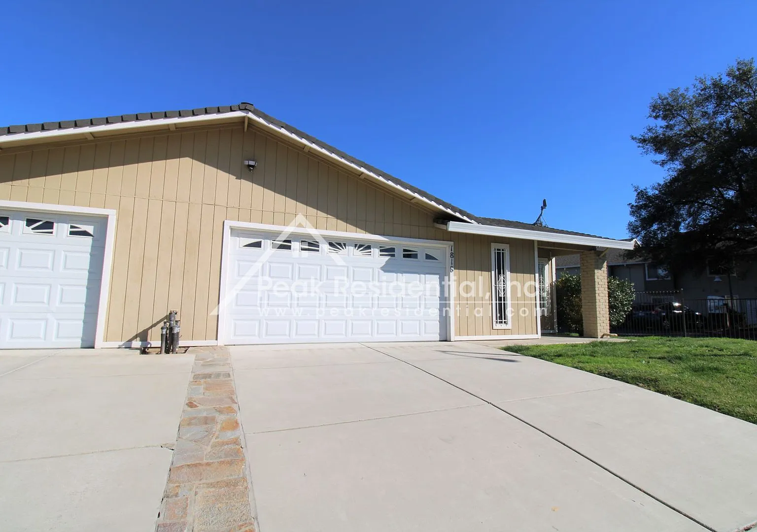 Cute 2bd/2ba Arden Area Duplex with 2 Car Garage — Photo 2