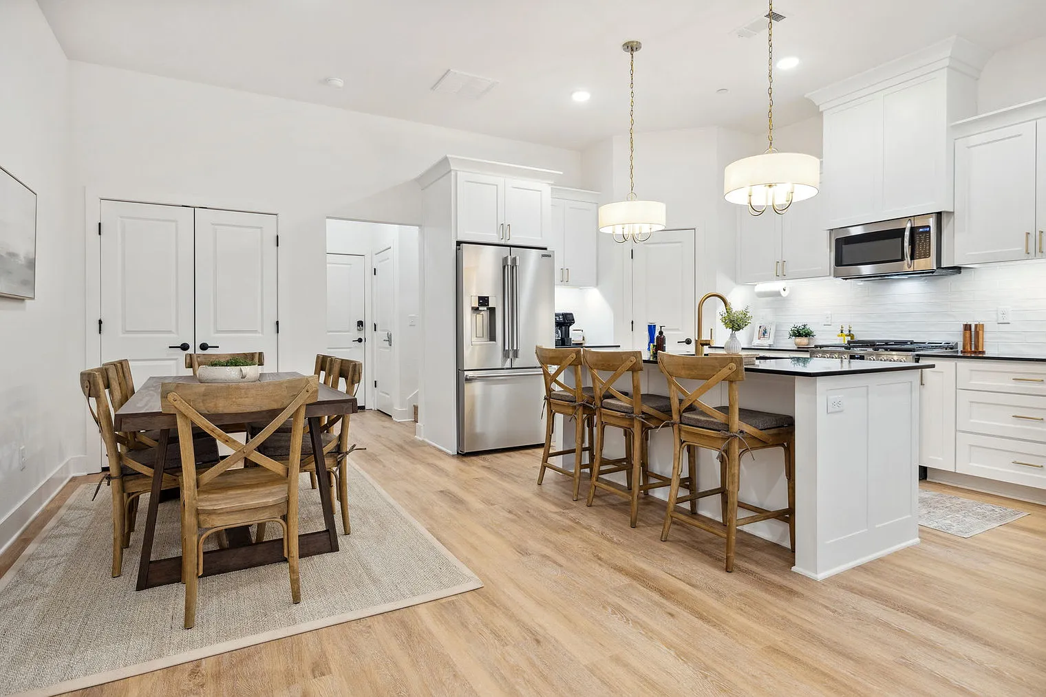 2 bed, 2.0 bath, 1700 sqft, $4,578 — Photo 2