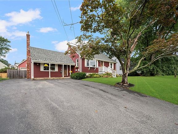 3rd image of 13 Loxley Dr